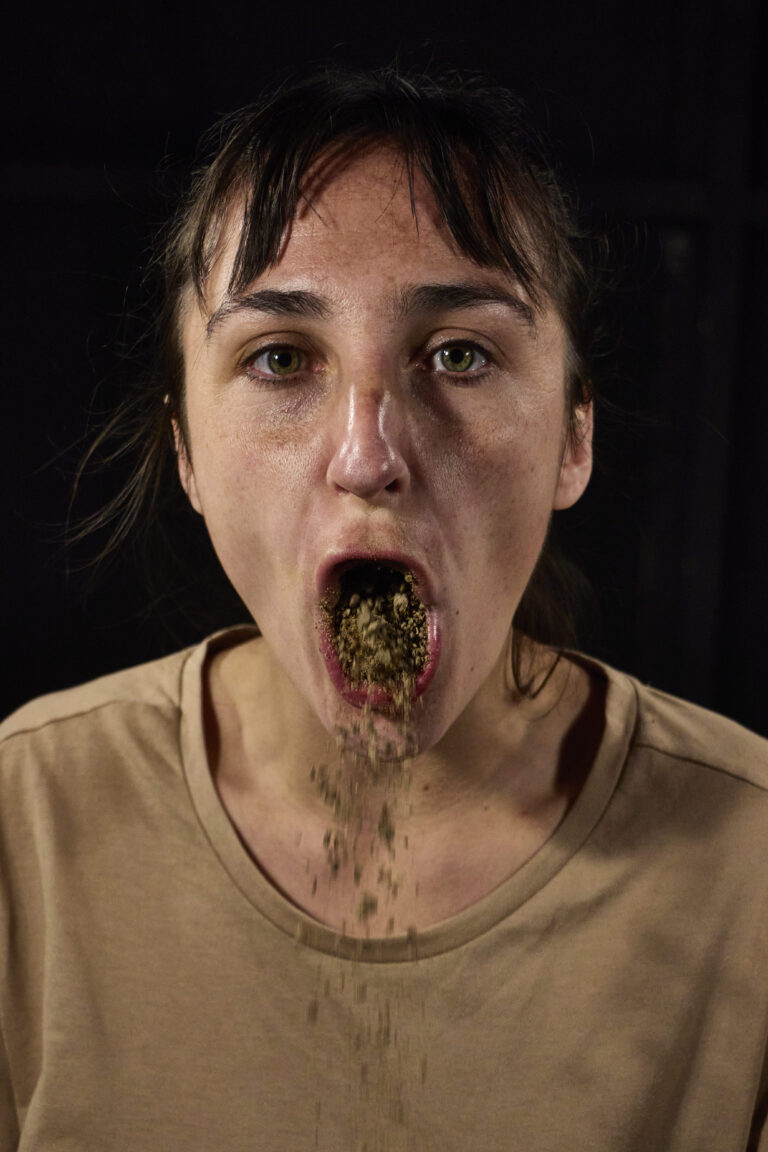 Fotografía de "Hallazgos", obra de examen del EGRESO 2026 de la Escuela TeatroPuerto.