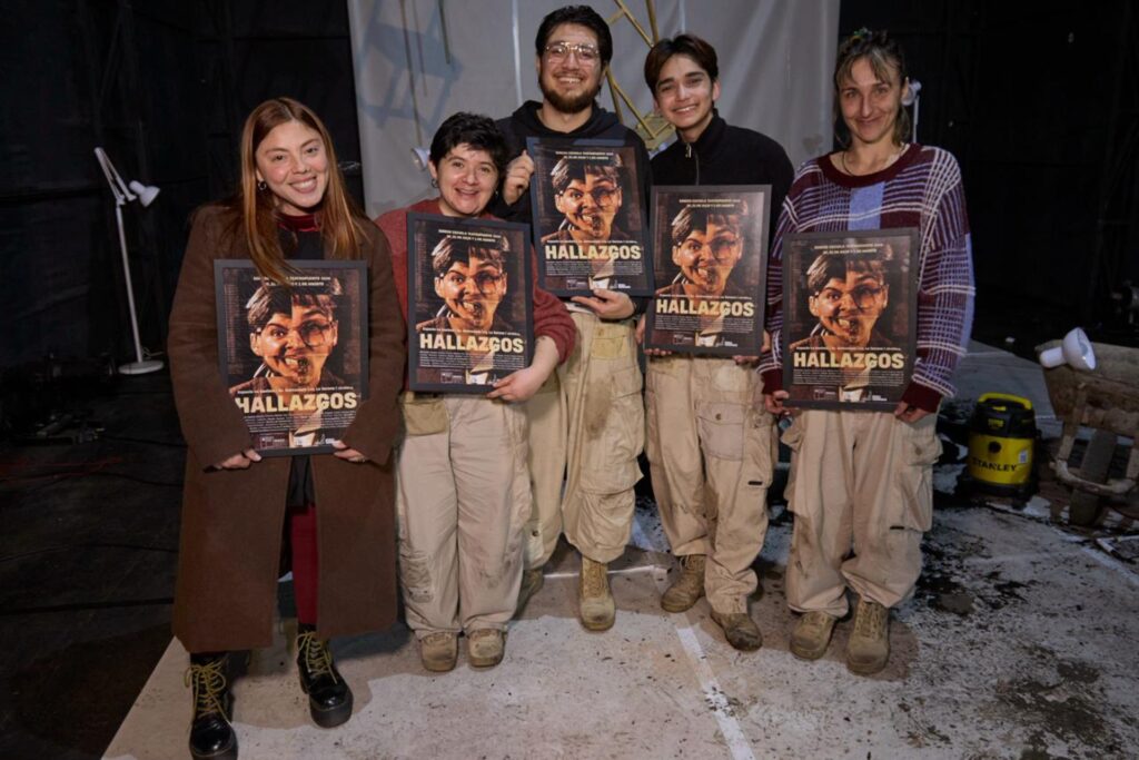 Fotografía de los estudiantes del Egreso 2026 y su directora