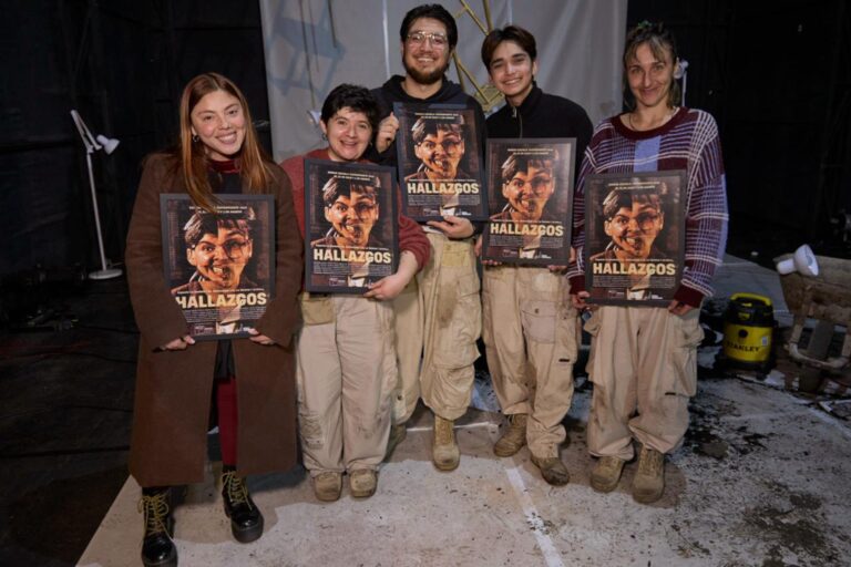 Fotografía de los estudiantes del Egreso 2026 y su directora
