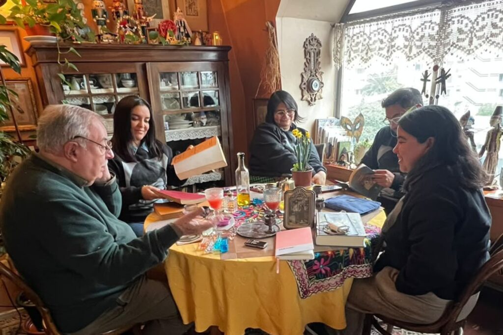 Fotografía del encuentro con el escritor Manuel Peña, por la investigación en torno a la escritora María Luisa Bombal